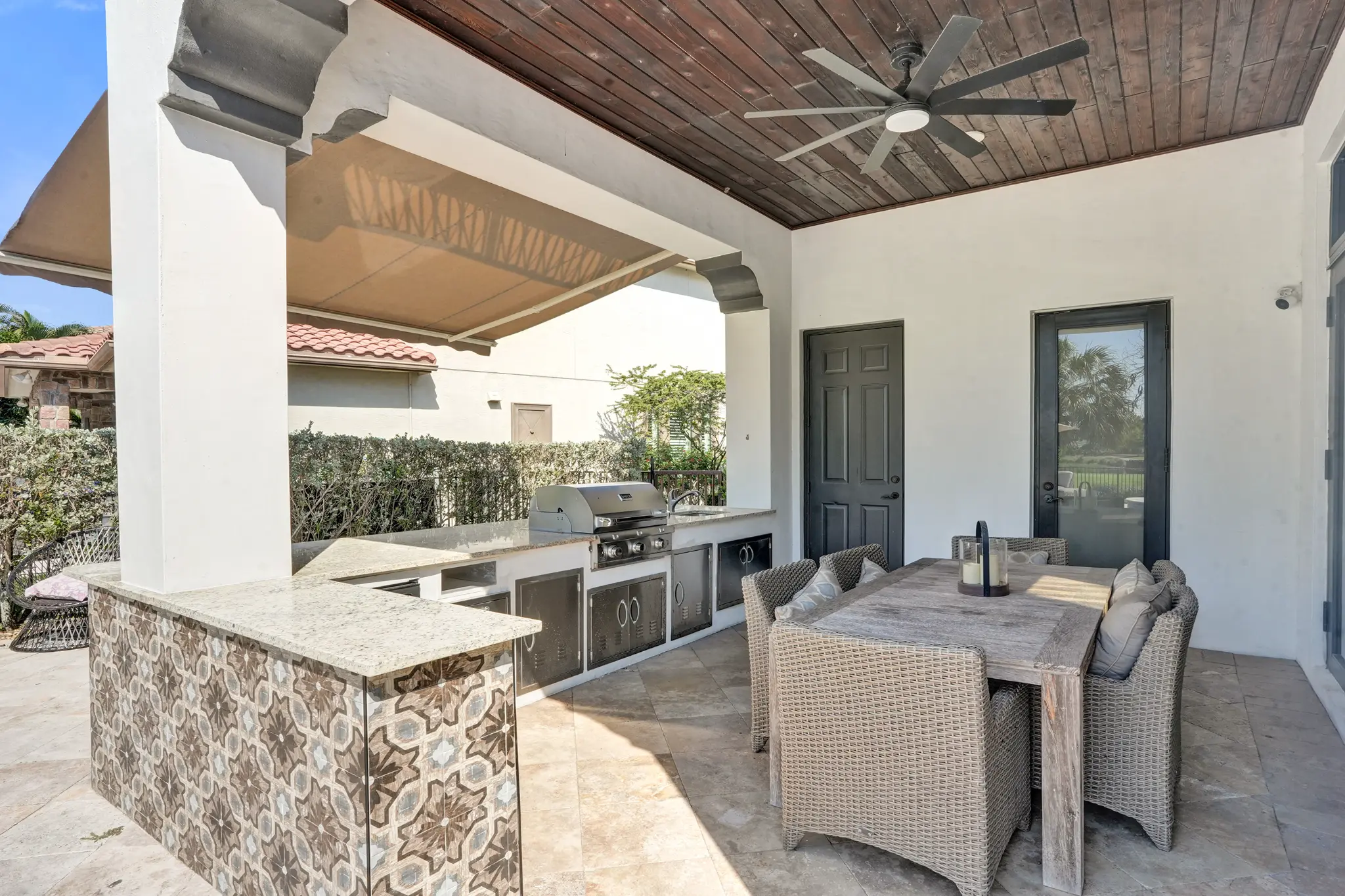 Outdoor kitchen & patio